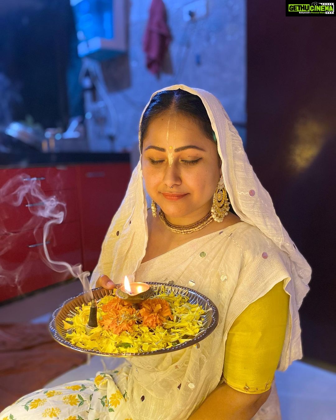 Priyanka Pandit Instagram - सर्वधर्मान्परित्यज्य मामेकं शरणं व्रज। अहं त्वां सर्वपापेभ्यो मोक्षयिष्यामि मा शुच:॥ (अष्टादश अध्याय, श्लोक 66) हिंदी अनुवाद: सभी धर्मो को छोड़कर मेरी शरण में आ जाओ. में तुम्हे सभी पापो से मुक्त कर दूंगा, इसमें कोई संदेह नहीं हैं। English Translation: Abandon all varieties of dharmas and simply surrender unto me alone. I shall liberate you from all sinful reactions; do not fear. Mumbai, Maharashtra