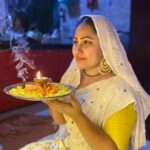 Priyanka Pandit Instagram – सर्वधर्मान्परित्यज्य मामेकं शरणं व्रज।
अहं त्वां सर्वपापेभ्यो मोक्षयिष्यामि मा शुच:॥
(अष्टादश अध्याय, श्लोक 66)
हिंदी अनुवाद: सभी धर्मो को छोड़कर मेरी शरण में आ जाओ. में तुम्हे सभी पापो से मुक्त कर दूंगा, इसमें कोई संदेह नहीं हैं।
English Translation: Abandon all varieties of dharmas and simply surrender unto me alone. I shall liberate you from all sinful reactions; do not fear. Mumbai, Maharashtra