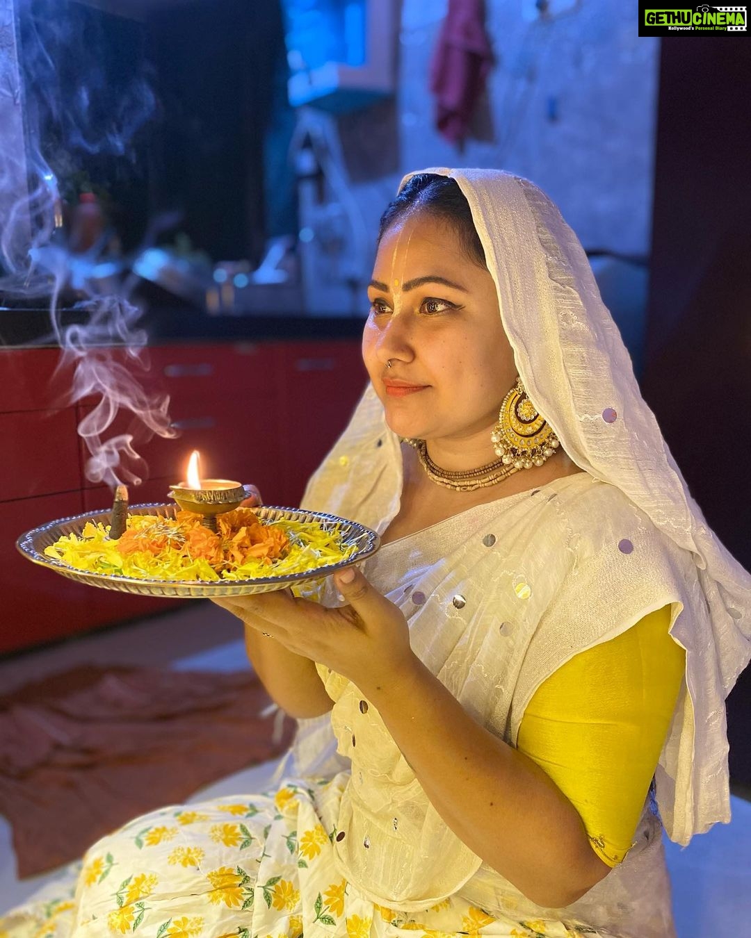 Priyanka Pandit Instagram - सर्वधर्मान्परित्यज्य मामेकं शरणं व्रज। अहं त्वां सर्वपापेभ्यो मोक्षयिष्यामि मा शुच:॥ (अष्टादश अध्याय, श्लोक 66) हिंदी अनुवाद: सभी धर्मो को छोड़कर मेरी शरण में आ जाओ. में तुम्हे सभी पापो से मुक्त कर दूंगा, इसमें कोई संदेह नहीं हैं। English Translation: Abandon all varieties of dharmas and simply surrender unto me alone. I shall liberate you from all sinful reactions; do not fear. Mumbai, Maharashtra