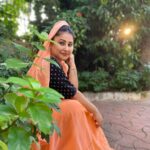 Priyanka Pandit Instagram - जो भक्त मेरे रहस्यों को समझ लेता है, उसे मेरी कृपा मिल जाती है और फिर उसकी आत्मा फिर से जन्म नहीं लेती है। जो लोग भय और क्रोध जैसी बुराइयों से दूर रहते हैं, उन पर मेरी विशेष कृपा रहती है। जो भक्त जिस तरह मेरी कृपा चाहता है, मैं उसी तरह उन पर कृपा करता हूं। क्योंकि, सभी मनुष्य मेरे ही मार्ग का अनुसरण करते हैं। Mumbai, Maharashtra