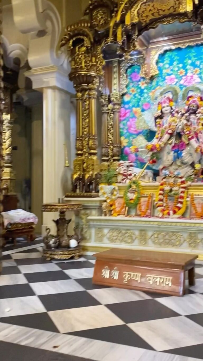 Priyanka Pandit Instagram - Surrender yourself to krishna He will take care of your every need 💚🙌 @priyanka_pandit_ ISKCON Temple, Vrindavan