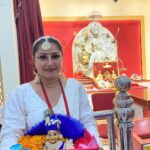 Priyanka Pandit Instagram - ब्रह्मचारिणी 🥰 नवरात्रि द्वितीय दिवस या देवी सर्वभूतेषु मां ब्रह्मचारिणी रूपेण संस्थिता। नमस्तस्यै नमस्तस्यै नमस्तस्यै नमो नमः।। माता ब्रह्मचारिणी पूर्व जन्म में राजा हिमालय के घर मैना के गर्भ से उत्पन्न हुईं. देवर्षि नारद के कहने पर माता ब्रम्हचारिणी शिव को पति के रूप में प्राप्त करने के लिए जंगल में जाकर हजारों वर्ष केवल फल का खाकर कठिन तपस्या की. पुनः शिव को विशेष प्रसन्न करने के लिए ब्रह्मचारिणी ने हजारों वर्ष तक वृक्षों से गिरे सूखे पत्तों को खाकर कठिन तपस्या की. इनकी उपासना से तप, ज्ञान, स्मरण शक्ति में वृद्धि होती है.