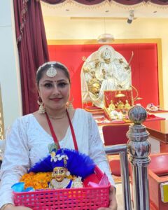 Priyanka Pandit Instagram - ब्रह्मचारिणी 🥰 नवरात्रि द्वितीय दिवस 

या देवी सर्वभूतेषु मां ब्रह्मचारिणी रूपेण संस्थिता। नमस्तस्यै नमस्तस्यै नमस्तस्यै नमो नमः।।

माता ब्रह्मचारिणी पूर्व जन्म में राजा हिमालय के घर मैना के गर्भ से उत्पन्न हुईं. देवर्षि नारद के कहने पर माता ब्रम्हचारिणी शिव को पति के रूप में प्राप्त करने के लिए जंगल में जाकर हजारों वर्ष केवल फल का खाकर कठिन तपस्या की. पुनः शिव को विशेष प्रसन्न करने के लिए ब्रह्मचारिणी ने हजारों वर्ष तक वृक्षों से गिरे सूखे पत्तों को खाकर कठिन तपस्या की. इनकी उपासना से तप, ज्ञान, स्मरण शक्ति में वृद्धि होती है.