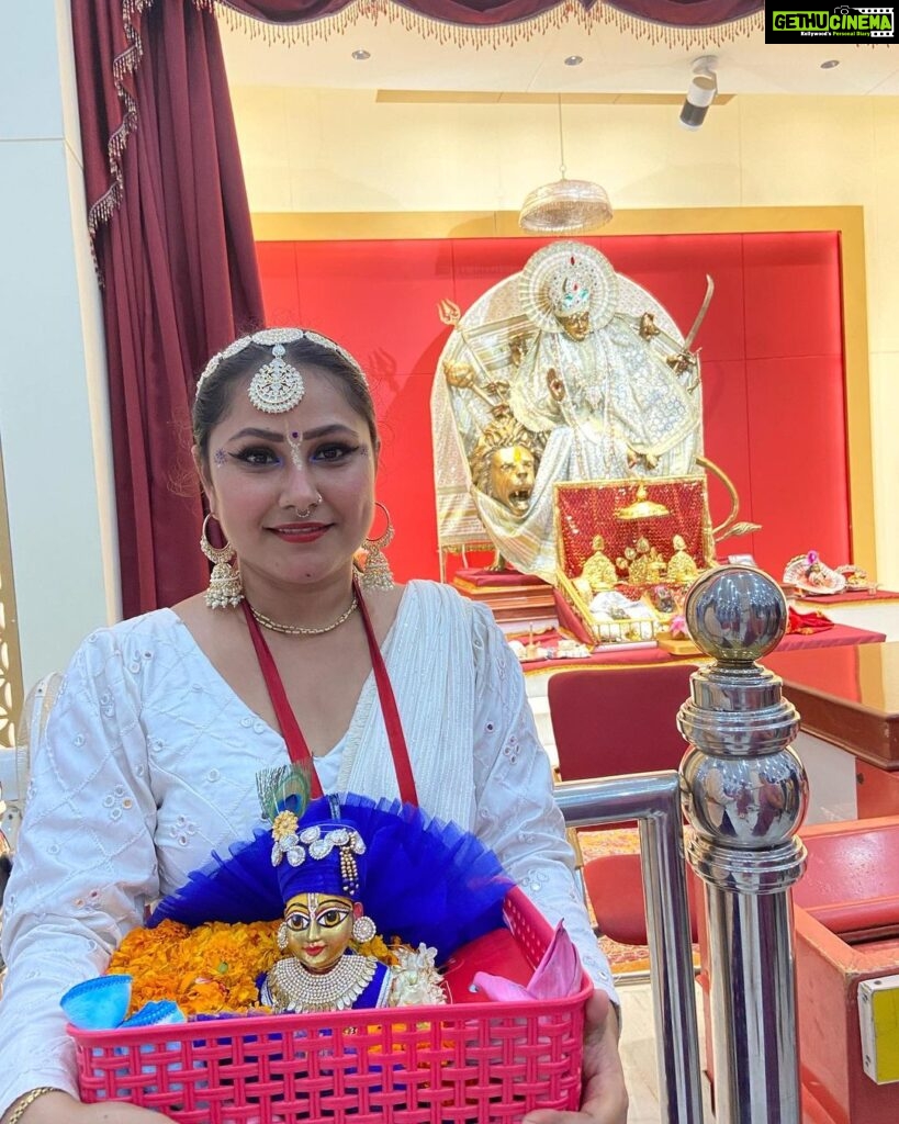 Priyanka Pandit Instagram - ब्रह्मचारिणी 🥰 नवरात्रि द्वितीय दिवस या देवी सर्वभूतेषु मां ब्रह्मचारिणी रूपेण संस्थिता। नमस्तस्यै नमस्तस्यै नमस्तस्यै नमो नमः।। माता ब्रह्मचारिणी पूर्व जन्म में राजा हिमालय के घर मैना के गर्भ से उत्पन्न हुईं. देवर्षि नारद के कहने पर माता ब्रम्हचारिणी शिव को पति के रूप में प्राप्त करने के लिए जंगल में जाकर हजारों वर्ष केवल फल का खाकर कठिन तपस्या की. पुनः शिव को विशेष प्रसन्न करने के लिए ब्रह्मचारिणी ने हजारों वर्ष तक वृक्षों से गिरे सूखे पत्तों को खाकर कठिन तपस्या की. इनकी उपासना से तप, ज्ञान, स्मरण शक्ति में वृद्धि होती है.
