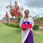Priyanka Pandit Instagram - Navratri ki subhkamnaye ❤️ मां शैलपुत्री का मंत्र: वन्दे वांछितलाभाय, चंद्रार्धकृतशेखराम्। वृषारूढ़ां शूलधरां, शैलपुत्रीं यशस्विनीम् ॥ अर्थात् मैं मनोवांछित लाभ के लिये अपने मस्तक पर अर्धचंद्र धारण करने वाली, वृष पर सवार रहने वाली, शूलधारिणी और यशस्विनी मां शैलपुत्री की वंदना करती हूं। मंत्र - या देवी सर्वभूतेषु मां शैलपुत्री रूपेण संस्थिता। नमस्तस्यै नमस्तस्यै नमस्तस्यै नमो नमः Mumbai, Maharashtra
