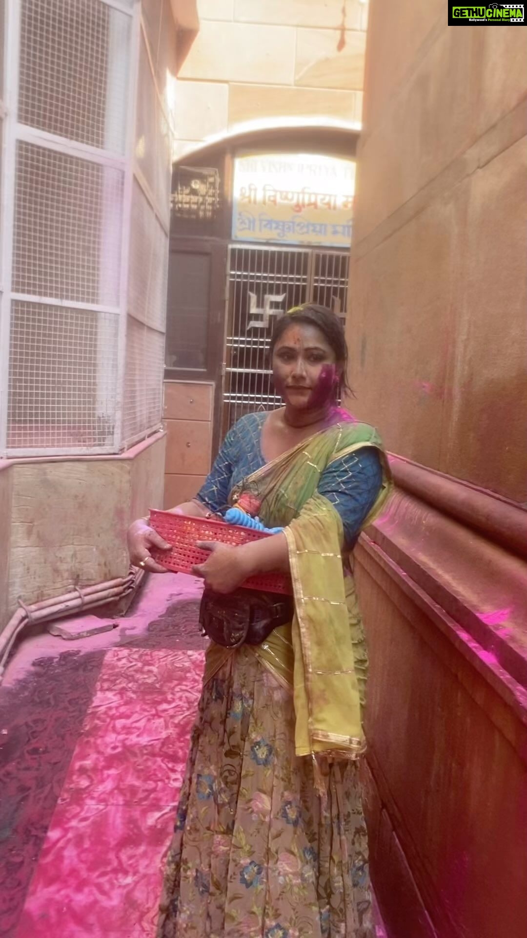 Priyanka Pandit Instagram - हर व्यक्ति के जीवाणु में,कुछ कमी ज़रूर रह जाती है,ताकि वह समझ सके कि दुनिया मनुष्य नहीं ईश्वर चलता है ❤️जय श्री राधे Mumbai, Maharashtra