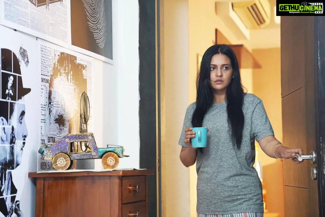 Priyanka Sarkar Instagram - মল্লিকা দাস, নাকি দাশ? নাকি ভট্টাচার্য? ইন্দ্রনীল রায়চৌধুরীর প্রথম Web Series "ছোটলোক" দেখুন @zee5 -এ! #ChhotolokOnZee5 #KeChhotolok #ErporKi #AroBeshiEntertainment #ZEE5 #IndranilRoyChowdhury @damineeb #IndraniHalder @gauravchakrabarty @ushasi @ushasieofficial #LoknathDey #SumitSamaddar @zee5_bangla #Cherrypix
