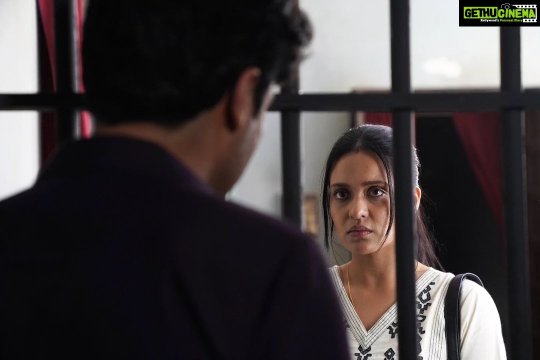 Priyanka Sarkar Instagram - মল্লিকা দাস, নাকি দাশ? নাকি ভট্টাচার্য? ইন্দ্রনীল রায়চৌধুরীর প্রথম Web Series "ছোটলোক" দেখুন @zee5 -এ! #ChhotolokOnZee5 #KeChhotolok #ErporKi #AroBeshiEntertainment #ZEE5 #IndranilRoyChowdhury @damineeb #IndraniHalder @gauravchakrabarty @ushasi @ushasieofficial #LoknathDey #SumitSamaddar @zee5_bangla #Cherrypix