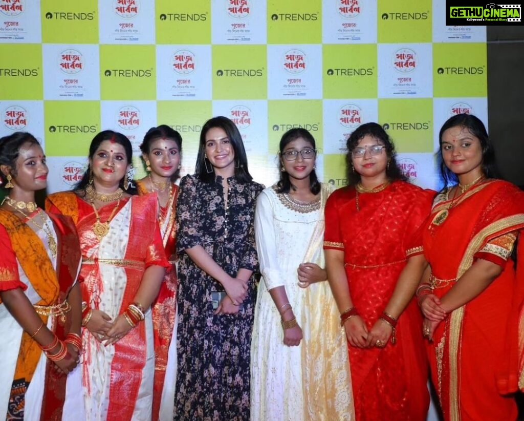 Priyanka Sarkar Instagram - Durga Pujo is indeed the time when the amazing people of Bengal shine bright and that was clearly on display at East Medinipur & East Bardhaman! 😍 Thanks to Trends Saj Parbon for this vibrant display of fashion. @reliancetrends #Trends #GetThemTalking #Fashion #NewCollection #EthnicWear #WomensWear #WomensFashion #MensWear #MensFashion #TrendsSajParbon