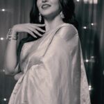 Priyanka Sarkar Instagram - এসো হাতটা ধরো, শুভযাত্রা করো… @priyankasarkarz remains a classic beauty❤️ #ChaarpasheAaloHok official music video out now : Link In Bio #PujoWithSVF #DurgaPuja2023 #durgapujavibes #ExplorePage #SVFMusic