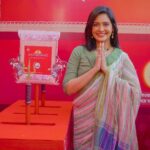 Priyanka Sarkar Instagram – Aashirvaad shotti-e Maa der kore tulchhe Maa Durga je manusher jibon theke ondhokar dur kore alo ene dei.
@aashirvaad Atta diye toiri dish jaate achhe sothik matrai fibre ja rakhe apnake fit o active, tatey energized hoye Maa der amontrito kora hobe Dhunuchi Nach perform korar jonno pandel’er Energy Floor ey.
Ei energy rupantorito kora hobe electricity te ja byabohar kora hobe ek grameen onchol ke alokito korte ebong ei utsober somoye tader jibone aalo o anondo antey.
Apnio, amar moto, apnar matri-shoktir obodan rakhte paren khusi o anondo chhoriye dewar jonno. Ashun, jogdan korun ei obhinobo udyogey Bagbazar Pujo pandel ey. Visit, now!
#Ad #AashirvaadMatrishakti #BagbazarPujoPandal #Pujo #DurgaPujo #WestBengal #Kolkata #PujoVibes #DhunuchiDance #DhunuchiNaach