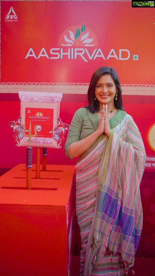 Priyanka Sarkar Instagram - Aashirvaad shotti-e Maa der kore tulchhe Maa Durga je manusher jibon theke ondhokar dur kore alo ene dei. @aashirvaad Atta diye toiri dish jaate achhe sothik matrai fibre ja rakhe apnake fit o active, tatey energized hoye Maa der amontrito kora hobe Dhunuchi Nach perform korar jonno pandel’er Energy Floor ey.
Ei energy rupantorito kora hobe electricity te ja byabohar kora hobe ek grameen onchol ke alokito korte ebong ei utsober somoye tader jibone aalo o anondo antey.
Apnio, amar moto, apnar matri-shoktir obodan rakhte paren khusi o anondo chhoriye dewar jonno. Ashun, jogdan korun ei obhinobo udyogey Bagbazar Pujo pandel ey. Visit, now! #Ad #AashirvaadMatrishakti #BagbazarPujoPandal #Pujo #DurgaPujo #WestBengal #Kolkata #PujoVibes #DhunuchiDance #DhunuchiNaach
