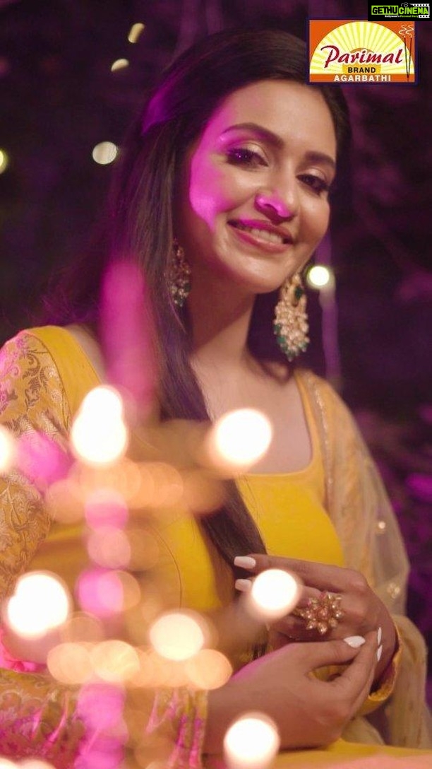 Priyanka Sarkar Instagram - দীপাবলির পুণ্য আলোয় দূর হোক সব অন্ধকার। @parimalincense - এর #Gurudev ও #Shantiniketan আগরবাতি হোক প্রতি ঘরের প্রার্থনার সাথী। সকলকে জানাই কালীপুজো ও দীপাবলির আন্তরিক শুভেচ্ছা। #ParimalMandir #Agarbatti #Diwali2023 #HappyDiwali