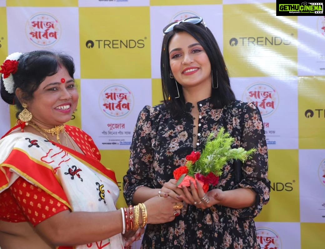 Priyanka Sarkar Instagram - Durga Pujo is indeed the time when the amazing people of Bengal shine bright and that was clearly on display at East Medinipur & East Bardhaman! 😍 Thanks to Trends Saj Parbon for this vibrant display of fashion. @reliancetrends #Trends #GetThemTalking #Fashion #NewCollection #EthnicWear #WomensWear #WomensFashion #MensWear #MensFashion #TrendsSajParbon