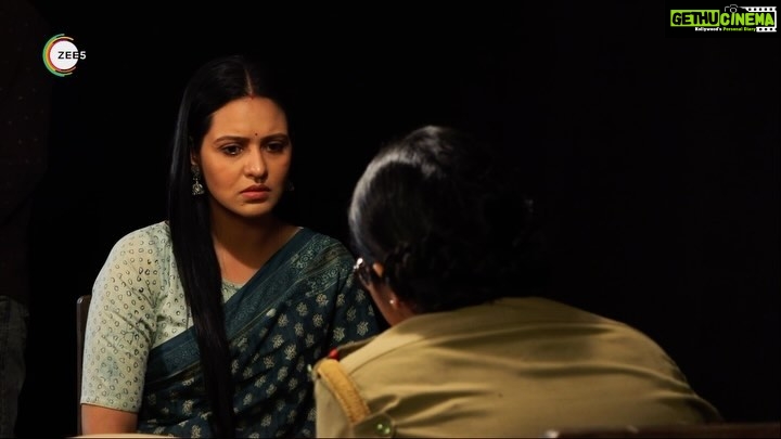 Priyanka Sarkar Instagram - রূপসার সাথে রাজার গোপন সম্পর্কের কথা কি জানতো মল্লিকা? সব জানা যাবে খুব তাড়াতাড়ি, কারণ আর মাত্র ৫ দিন পর আসছে “ছোটলোক” শুধুমাত্র ZEE5-এ! #ChhotolokOnZee5 #KeChhotolok #ErporKi #AroBeshiEntertainment #ZEE5 @indranee_halder | @priyankasarkarz | @gauravchakrabarty | @ushasi | @damineeb | @ushasieofficial | @loka_loknath | @joydeep0906 | @sabuj_b_positive | @tapasya_dasgupta | @soumya_cherrypix