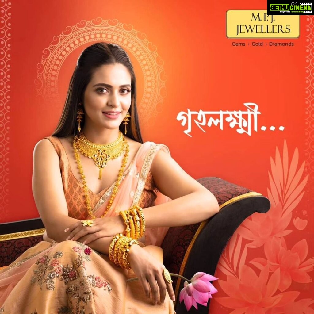 Priyanka Sarkar Instagram - লক্ষীর আবির্ভাব প্রতিটি নারীর মধ্যেই কখনো মা, কখনো কন্যা আবার কখনো স্ত্রী রূপে। কোজাগরী লক্ষ্মী পুজোর শুভেচ্ছা... #HappyLaxmiPuja @mpj_jewellers_official