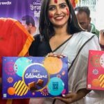 Priyanka Sarkar Instagram - Visiting the best Pujos in Kolkata, and joining people for Sindur Khela, my Durga Pujo celebrations this year! #Cadburycelebrations #Celebrationshuru #Pujocelebration #DurgaPujo2023 #SindoorKhela @cadburycelebrations_in