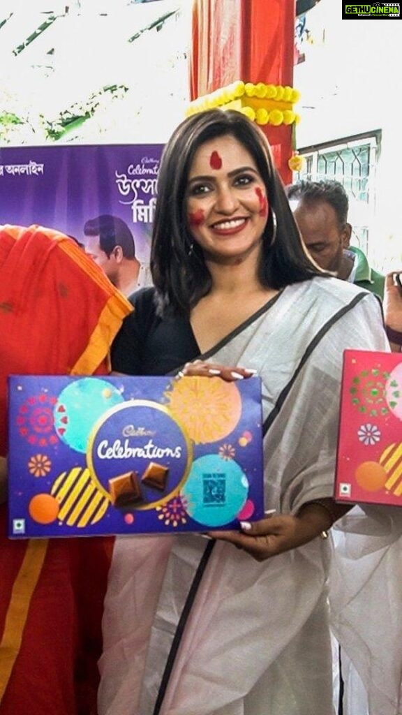 Priyanka Sarkar Instagram - Visiting the best Pujos in Kolkata, and joining people for Sindur Khela, my Durga Pujo celebrations this year! #Cadburycelebrations #Celebrationshuru #Pujocelebration #DurgaPujo2023 #SindoorKhela @cadburycelebrations_in