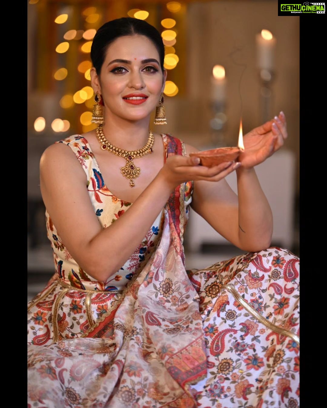 Priyanka Sarkar Instagram - @qwomanindia @somnath_roy_photography @fashiondoctor_official @makeupbysumanganguly @moumitasani
