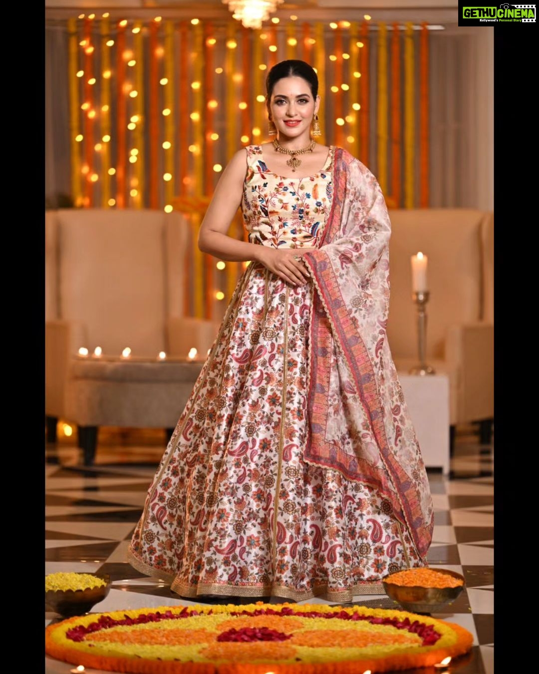 Priyanka Sarkar Instagram - @qwomanindia @somnath_roy_photography @fashiondoctor_official @makeupbysumanganguly @moumitasani