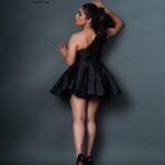 Priyanka Thimmesh Instagram – 🖤✨

#blacklove 

Photography @vkey21 @blackbox_mediacorp
Costume @thoran_by_zayi
Stylist @zohibzayi
Make up @iglambeautystudiochennai
 Special thanks to @jesufeast_12 @ameerkbasheer @adam__zamar

@iampriyankaathimmesh #priyankathimmeshofficial #priyankathimmesh