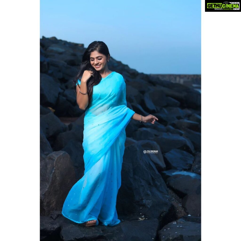Priyankha Masthani Instagram - சுத்தமாய் என்னை மறந்து போனேன் மொத்தமாய் நீ அள்ளும் போது🤍 Stylist:- @rashi__makeupartist Pc:- @colorgram.photography #priyankhamasthani #priyankha #villagegirl #salemponnu #masthani #priyanka #mastani #beachshoot #bluesaree #photoshoot #sareeshoot Chennai, India