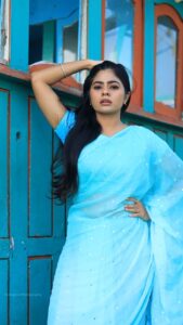 Priyankha Masthani Instagram - Orakannala enna orangattura😉😉

Makeover:- @rashi__makeupartist 
Vc:- @colorgram.photography

#priyankhamasthani #priyankha #villagegirl #salemponnu #masthani #priyanka #mastani #beachshoot #bluesaree #photoshoot #sareeshoot #orakannala #TrendingReels #trending