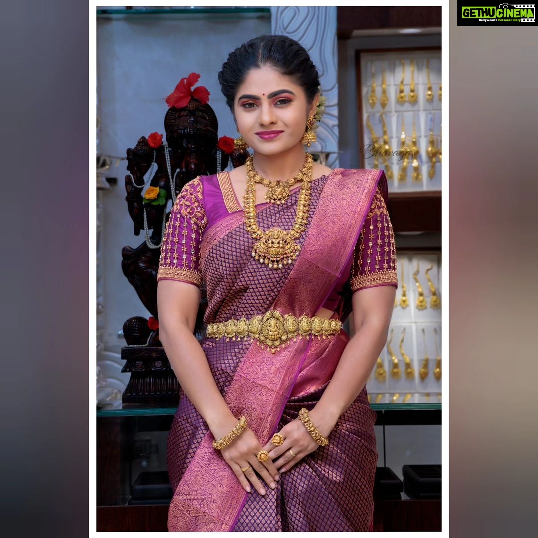 Priyankha Masthani Instagram - Thanks for the pretty blouse @ponds_aari_works ..A pocket-friendly tailor, Lovely Stitch😍 Thanks for the perfect Makeup:- @susisbridalstudiodharapuram Pc:- @bhavaga_photography Jewellery:- @kjs.jewellers KJS Jewellers - Divine, Salem