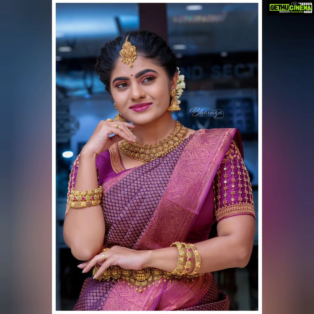 Priyankha Masthani Instagram - You're never fully dressed without jewellery😍...Thanks to @kjs.jewellers Pc:- @bhavaga_photography Makeover:- @susisbridalstudiodharapuram Blouse:- @ponds_aari_works KJS Jewellers - Divine, Salem