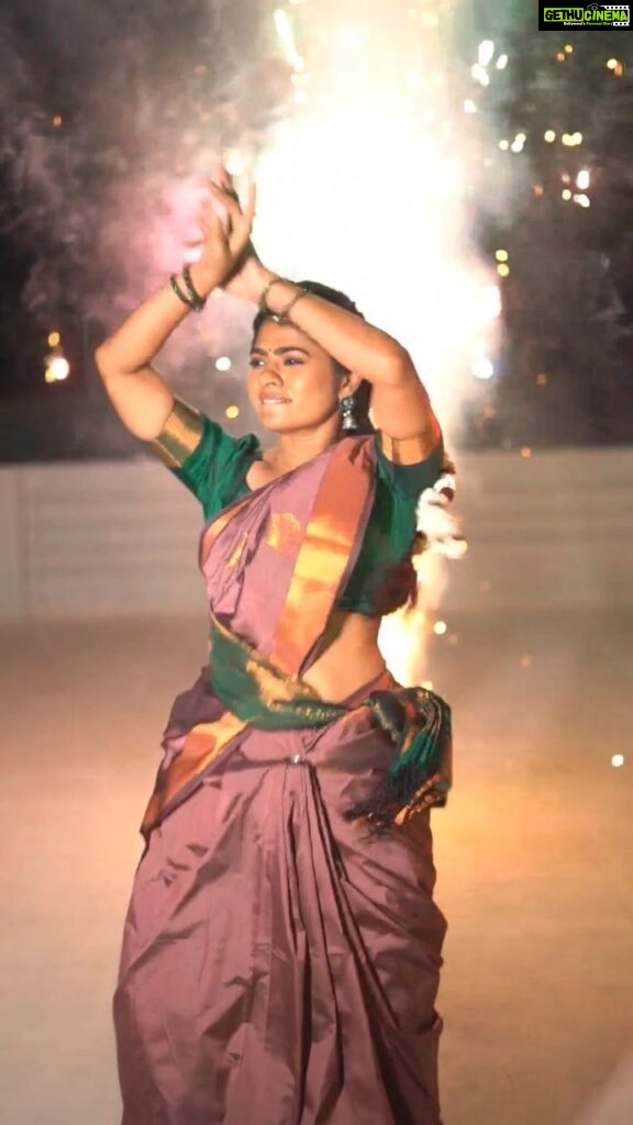 Priyankha Masthani Instagram - Asai noorachi ponga..Indha varusam Diwali vera level ah iruka pogudhu ponga🔥 Happy Diwali to All my love🤩 Vc:- @ajay_clickers___photography_ Saree:- @fashistorez #Diwali #Diwali2023 #deepavali #asainoorachi #trendingbgm #asanoorachi #maasimasam #masimasam #dance #deebavali #crakersdance #priyankhamasthani #priyankha #villagegirl #salemponnu #masthani #priyanka #mastani Omalur, Salem district.