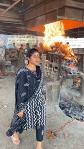 Priyankha Masthani Instagram - Kashi yathra😊
Full video link in bio👆🏻
Check it out now😊

@salemsstravel ~
Standard package Kasi Yaatra-36,000/-

inclusion ~
Up and down Flight tickets 
3 star hotel room Stay(Ac)
Breakfast & Lunch & Dinner & tea,coffee,snacks
All sight seeing in A/c vehicles !

Ss Travel contact:-
9842547276
8220346999
8220312999

Outfit:-
Black chudi:- @_vastiram_
Another outfits:- @afabricblaze

website:- 
http://www.salemsstravel.com/?fbclid=PAAabnNi3QYzyGm71N6A80zSK4SzTQEtUO0CxEUnGg7NYkQTIR4TzcfAd9-LQ

#kasi #kashi #kashivlog #travelvlog #kasivlog #priyankhamasthani #priyankha #villagegirl #salemponnu #masthani #priyanka #mastani #sstravel #salemsstravel #tour #touristplace