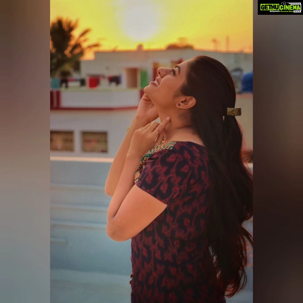 Priyankha Masthani Instagram - இசையாக நீயே மாறி காற்றில் வீசினாய்🤍 #priyankhamasthani #priyankha #villagegirl #salemponnu #masthani #priyanka #mastani #sunlight #oliyillaukagathil #sunset