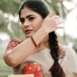 Priyankha Masthani Instagram - கைவீசிடும் தென்றல் கண் மூடிடும் மின்னல் இது கனியோ கவியோ அமுதோ சிலையழகோ🤍 Vc:- @raja_manohar_films Makeover:- @rashi__makeupartist Saree:- @anicham_boutique #kadhalkavidhaigal #90ssongs #bustravel #busvideo #priyankhamasthani #priyankha #villagegirl #salemponnu #masthani #priyanka #mastani #kaiveesidum Salem, Tamilnadu