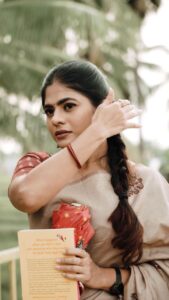 Priyankha Masthani Instagram - கைவீசிடும் தென்றல் கண் மூடிடும் மின்னல் இது கனியோ கவியோ அமுதோ சிலையழகோ🤍 Vc:- @raja_manohar_films Makeover:- @rashi__makeupartist Saree:- @anicham_boutique #kadhalkavidhaigal #90ssongs #bustravel #busvideo #priyankhamasthani #priyankha #villagegirl #salemponnu #masthani #priyanka #mastani #kaiveesidum Salem, Tamilnadu