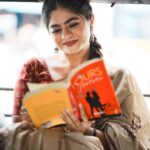Priyankha Masthani Instagram - உந்தன் கை வீசிடும் பொய் ஜாடை என்னை ஏதென் தோட்டத்தில் வீசுதே🤍 Pc:- @multiple_photography_ Saree:- @anicham_boutique Makeover:- @rashi__makeupartist #undhankaiveesidum #railpadhayil #bustravel #railinoligal #priyankhamasthani #priyankha #villagegirl #salemponnu #masthani #priyanka #mastani #trendingsongs Salem, Tamilnadu