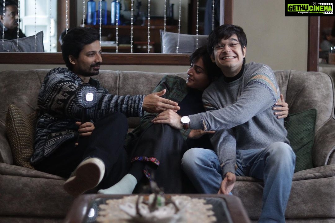 Priyanshu Painyuli Instagram - Kya yeh images Sachi kahaani darsha rahi hai ? Kya inke Naina humey thag rahe hai ? Kya Charlie , Sitaram aur Jimmy kabhi sach ka saamna kar paaenge ? Jaanne ke liye dekhiye #charliechopraandthemysteryofsolangvalley only on @sonylivindia ๐ Directed by @vishalrbhardwaj ๐ธ by @anmol_kachroo