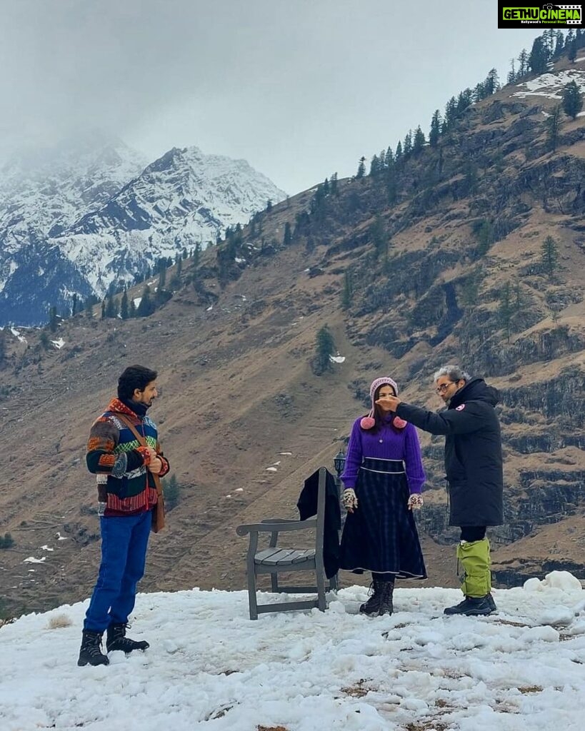 Priyanshu Painyuli Instagram - ‘Sansani’ 😁 One of my favourite scenes between Sitaram and Charlie from a list of my favourites. This was on a mountain range 1 hour drive up from Manali. It was really very cold.. very difficult to walk.. difficult to keep your hands out of pocket but the scene and energy of our set made the day adventurous and fun. If you don’t know this scene you haven’t seen the show yet 😊 go watch it now.. #charliechopraandthemysteryofsolangvalley is out now on @sonylivindia 😊