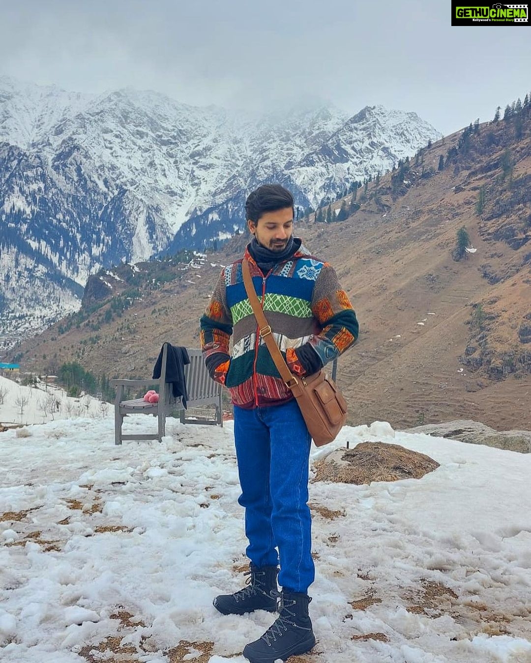 Priyanshu Painyuli Instagram - ‘Sansani’ 😁 One of my favourite scenes between Sitaram and Charlie from a list of my favourites. This was on a mountain range 1 hour drive up from Manali. It was really very cold.. very difficult to walk.. difficult to keep your hands out of pocket but the scene and energy of our set made the day adventurous and fun. If you don’t know this scene you haven’t seen the show yet 😊 go watch it now.. #charliechopraandthemysteryofsolangvalley is out now on @sonylivindia 😊