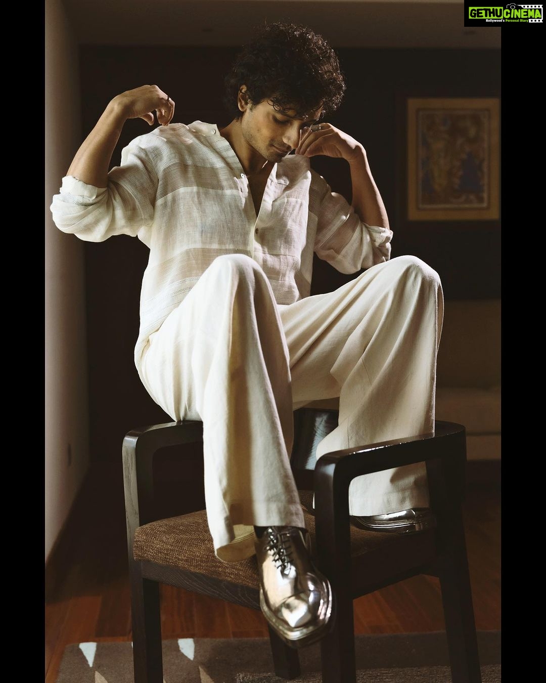 Priyanshu Painyuli Instagram - Aaj Kal aur Parso. Bas teen dinon ki toh baat hain. #charliechopraandthemysteryofsolangvalley 27th only on @sonylivindia HMU: @mansimao Styling: @pyumishra Look @urvashikaur Shoes @jeetinder_sandhu Shot by @rohanharnal Managed by @anandd___menon
