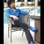 Priyanshu Painyuli Instagram - Jab man kar raha ho intezaar karne ka ek garam coffee ke saath.. Lekin intezaar chalta raha aur Chai aagayi aur woh bhi bina ParleG biscuit ke saath. 💙😊 #charliechopraandthemysteryofsolangvalley directed by @vishalrbhardwaj coming soon on 27th September only on @sonylivindia HMU: @mansimao Styling : @pyumishra Jacket @akaaro Cargo @3eleven.in Jewelry @inoxjewelryin Shoe @jeetinder_sandhu Managed by : @anandd___menon Shot by : @anmol_kachroo