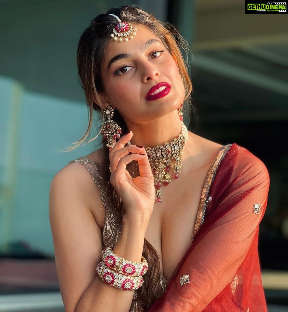 Puja Gupta Instagram - It’s my honour to feature in @golecha_jewels and wearing @_riddhi_majithia_ For karwachauth special 📿 Mumbai, Maharashtra