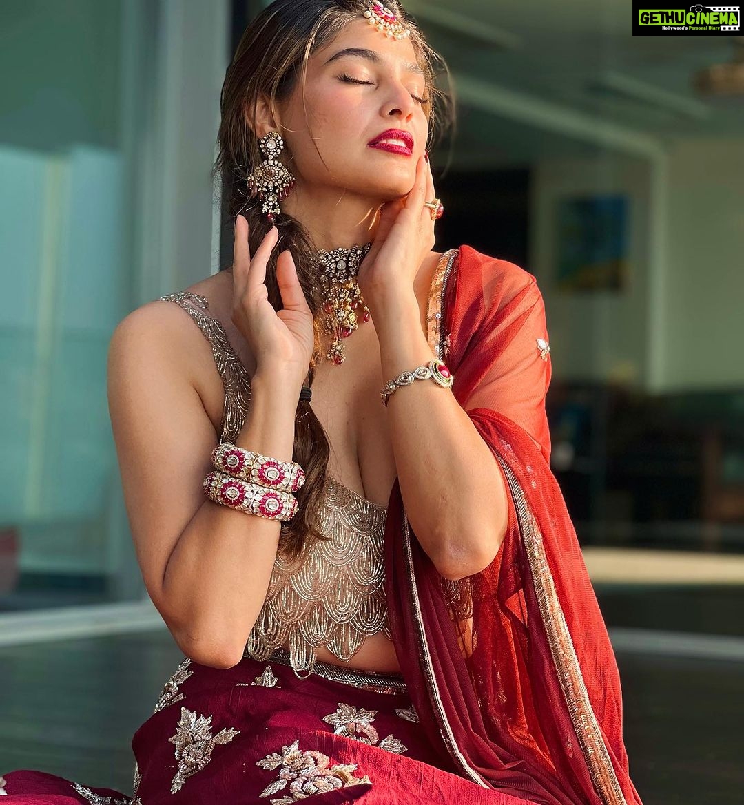 Puja Gupta Instagram - It’s my honour to feature in @golecha_jewels and wearing @_riddhi_majithia_ For karwachauth special 📿 Mumbai, Maharashtra