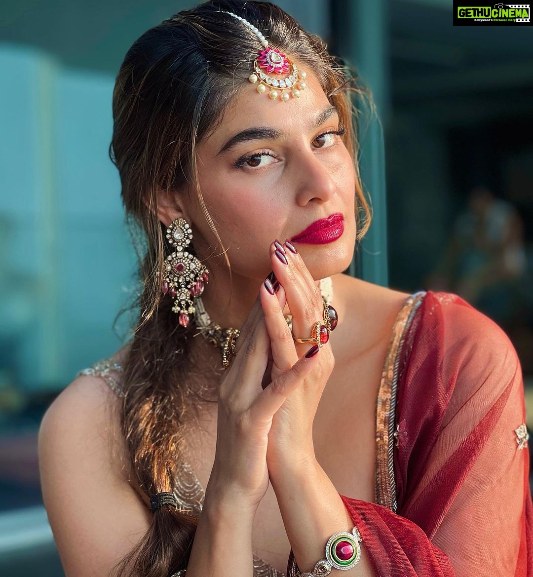 Puja Gupta Instagram - It’s my honour to feature in @golecha_jewels and wearing @_riddhi_majithia_ For karwachauth special 📿 Mumbai, Maharashtra