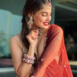 Puja Gupta Instagram – It’s my honour to feature in @golecha_jewels and wearing @_riddhi_majithia_ 
For karwachauth special 📿 Mumbai, Maharashtra