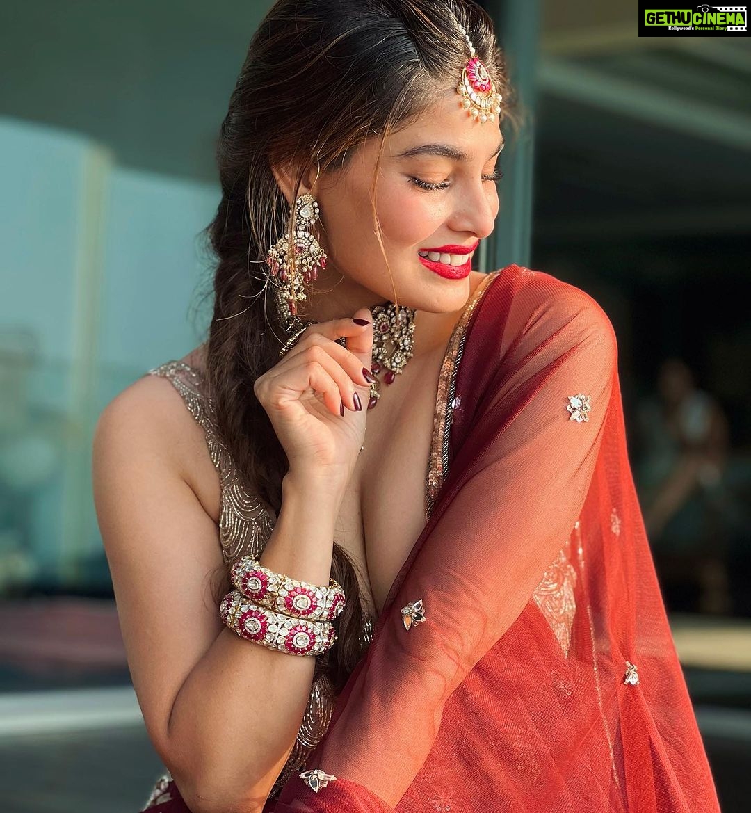 Puja Gupta Instagram - It’s my honour to feature in @golecha_jewels and wearing @_riddhi_majithia_ For karwachauth special 📿 Mumbai, Maharashtra