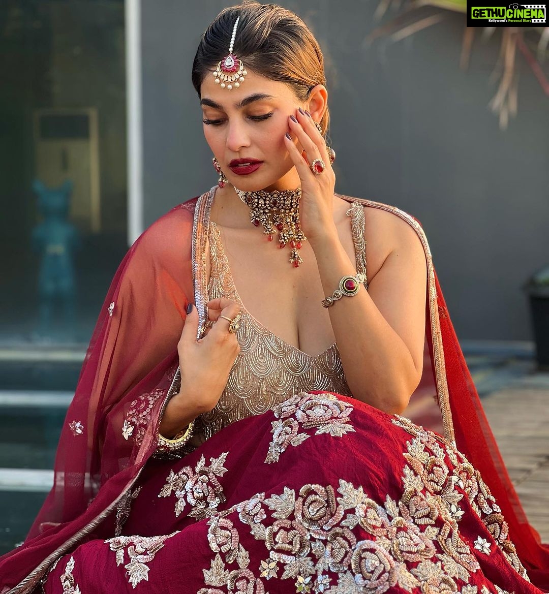 Puja Gupta Instagram - It’s my honour to feature in @golecha_jewels and wearing @_riddhi_majithia_ For karwachauth special 📿 Mumbai, Maharashtra