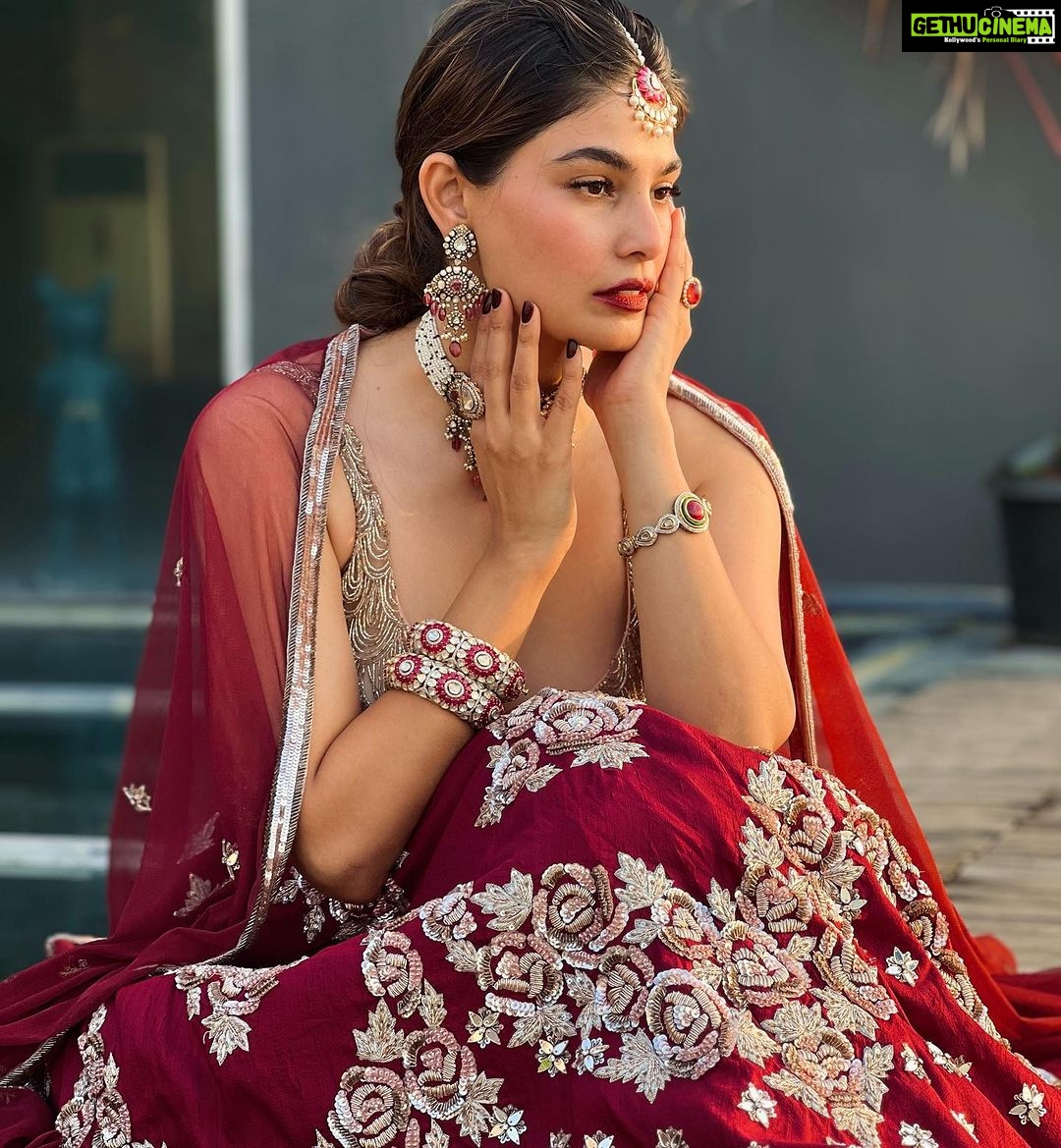 Puja Gupta Instagram - It’s my honour to feature in @golecha_jewels and wearing @_riddhi_majithia_ For karwachauth special 📿 Mumbai, Maharashtra