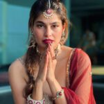 Puja Gupta Instagram - It’s my honour to feature in @golecha_jewels and wearing @_riddhi_majithia_ For karwachauth special 📿 Mumbai, Maharashtra