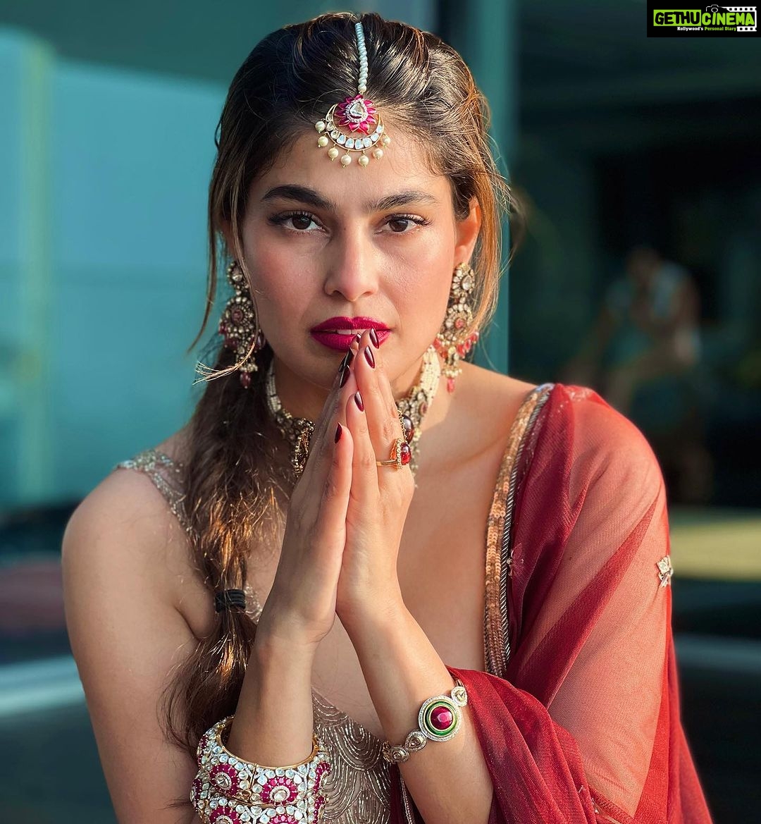 Puja Gupta Instagram - It’s my honour to feature in @golecha_jewels and wearing @_riddhi_majithia_ For karwachauth special 📿 Mumbai, Maharashtra