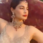 Puja Gupta Instagram - "Jhoothe tere waadon pe baras bitaaye Zindagi toh kaati, Ye raat kat jaaye" 🌝📿 @golecha_jewels @_riddhi_majithia_